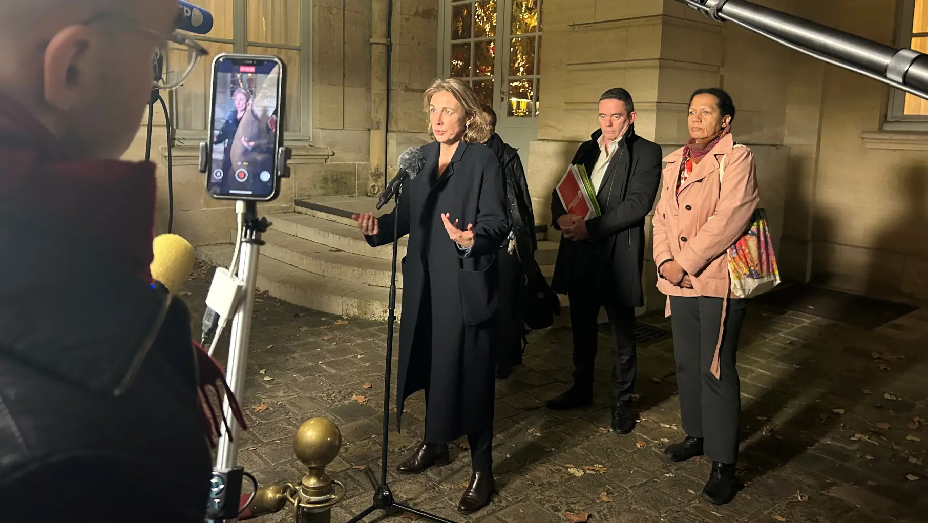 Marylise Léon face aux journalistes à la sortie de Matignon, janvier 2025