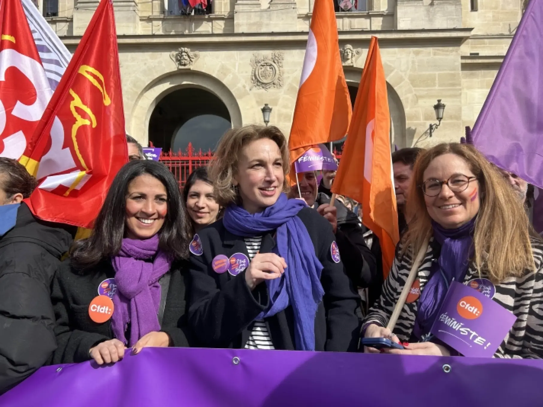 Marylise Léon, Badia Souidi et Isabelle Taniou devant la banderole CFDT de la manifestation du 8 mars 2024