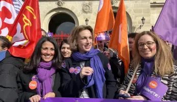 Marylise Léon, Badia Souidi et Isabelle Taniou devant la banderole CFDT de la manifestation du 8 mars 2024