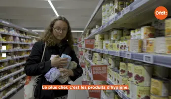 Hélène, étudiante infirmière dans un supermarché au milieu des rayons