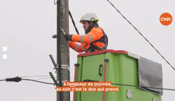 ouvrier dans une nacelle, travaillant sur un poteau électrique, avec son équipement de protection