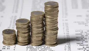 ticket de caisse et des piles de pièces d'un euro