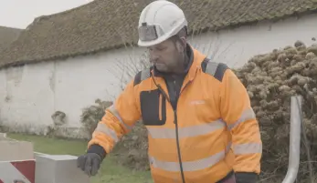 témoignage pénibilité Fabien - Hauts de France, en tenue de sécurité, dont casque et gants