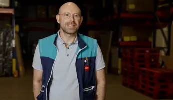 Christophe, vendeur chez BUT Saint Avold témoigne, avec son chasuble de travail aux couleurs de BUT