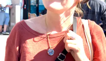 Aurélie, professeur des écoles, répond à nos questions lors d'un micro-trottoir à Paris, quartier Bastille