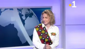 Marylise Léon sur Mayotte la 1ère avec une étole traditionnelle mahoraise offerte par les équipes CFDT locales