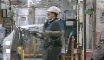 ligne d'assemblage avec ouvriers avec équipements de sécurité