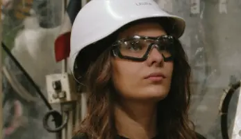 Laura, agente de production, avec ses équipements de sécurité (casque et lunettes de protection) dans l'usine Toyota d'Onnaing