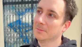 Romain directeur artistique digital répond à nos questions lors d'un micro-trottoir