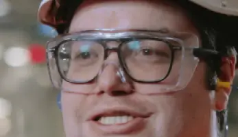 Pascal avec ses équipements de sécurité (casque, lunettes) dans l'usine Toyota à Onnaing